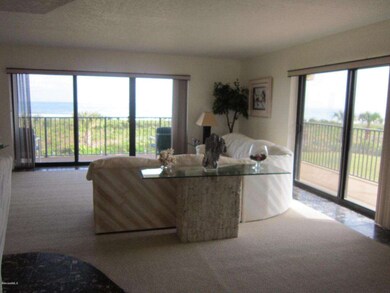 Large Open & Bright Living Area !