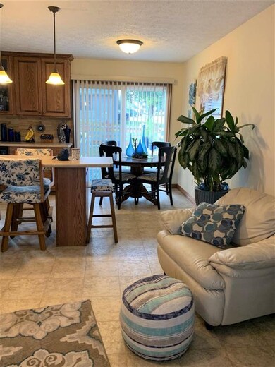 4806 Fillmore Ln, Davenport, IA 52806 - photo 3