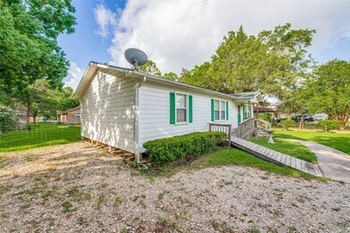 428 E Louisiana St, Brazoria, TX 77422 - photo 2