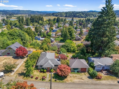 719 Peters St, Raymond, WA 98577 - photo 2