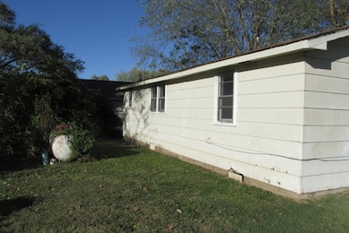 627 E 3rd St, Marshfield, MO 65706 - photo 4