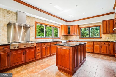 8005 Glengalen Ln, Chevy Chase, MD 20815 - photo 6