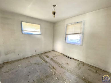3105 SE Irvingham St, Topeka, KS 66605 - photo 6