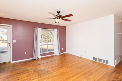 28 Davidson Dr, Saratoga Springs, NY 12866 - photo 3