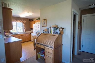 3077 SW Deschutes Ave, Redmond, OR 97756 - photo 6