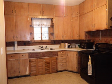 29 N Clinton Ave, Clintonville, WI 54929 - photo 5