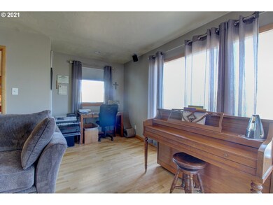 2313 E 10th St, the Dalles, OR 97058 - photo 7