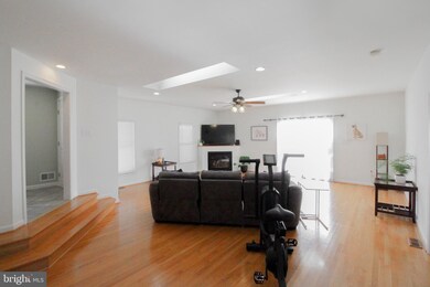 9219 Brian Dr, Vienna, VA 22180 - photo 2