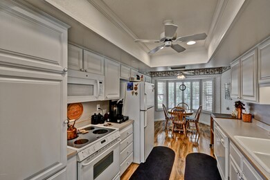 KITCHEN W/BREAKFAST AREA
