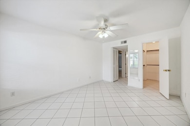 Another view of trhe livingg area.