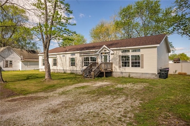 705 Poplar St, Edgewood, IL 62426 - photo 2