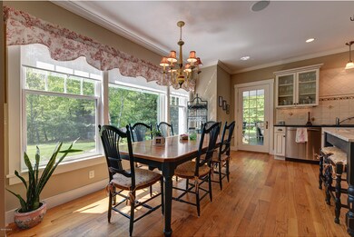 16-Breakfast Nook
