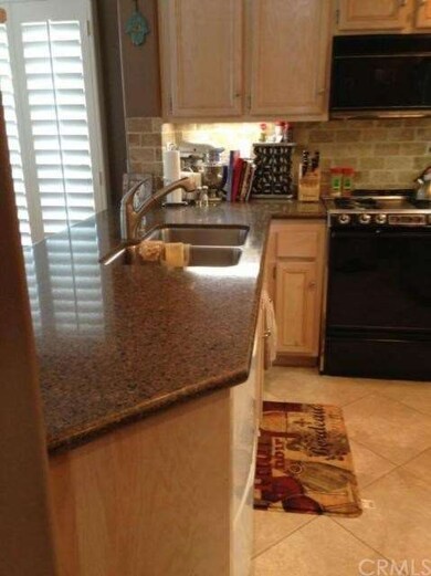Beauituflly upgraded kitchen with granite counter 