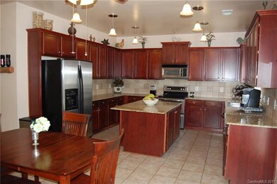 Beautiful Kitch w/ Granite, dual bar stool Island,