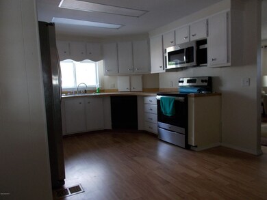 LARGE KITCHEN