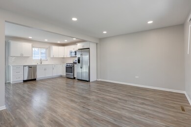 1611 Seminole Ln, Carpentersville, IL 60110 - photo 3