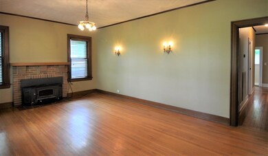 Living Rm entry & hallway p3