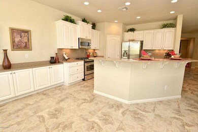 Kitchen w/Breakfast Bar