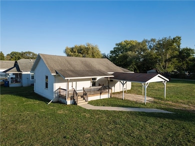 529 W Maple St, Hoopeston, IL 60942 - photo 2