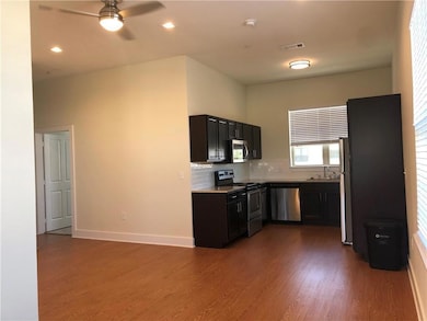 Kitchen with appliances with stainless steel fini