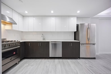 158-15 Union Turnpike unit 209N, Fresh Meadows, NY 11366 - photo 3