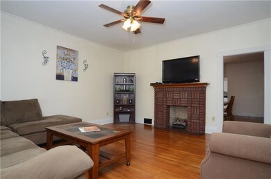 ENJOY FAMILY FUN IN THIS LARGE AND COZY LIVING ROO