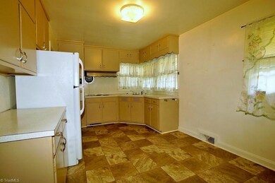 287 Pennsylvania Ave, Reidsville, NC 27320 - photo 4