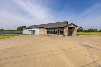 1910 E Jackson St, Hugo, OK 74743 - photo 2