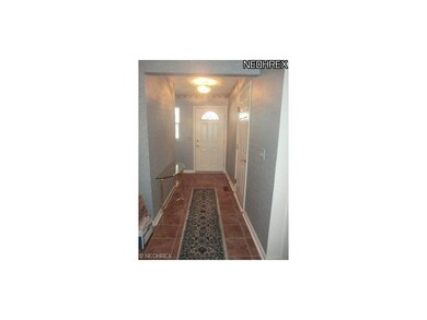 Large foyer with new ceramic floor!