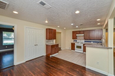 9318 Highlawn St, Houston, TX 77022 - photo 7
