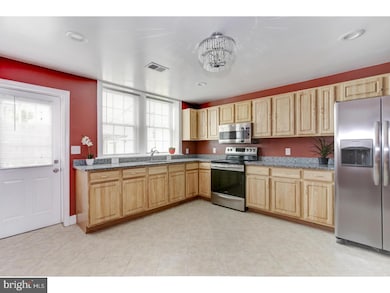 328 E Airy St, Norristown, PA 19401 - photo 2