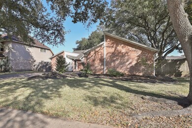 810 Palm Grove Cir, Sugar Land, TX 77498 - photo 2