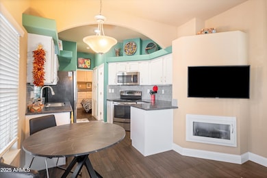 08-Dining to Kitchen