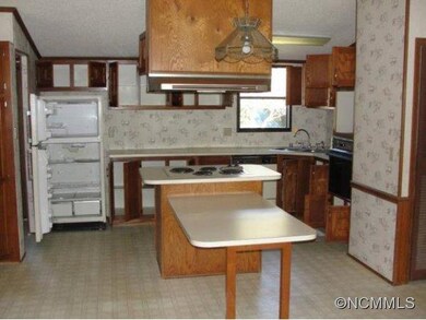 518 Carolina Cir, Hendersonville, NC 28792 - photo 5