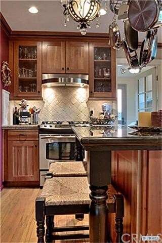 Kitchen w/island