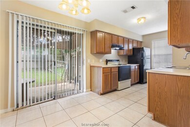 1202 Vinyard A - kitchen and eating area with acce