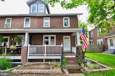 527 W 2nd St, Lansdale, PA 19446 - photo 2