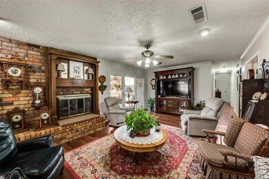 173 Shady Lake Dr, Hurst, TX 76054 - photo 4