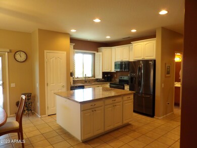 KITCHEN WITH ISLAN
