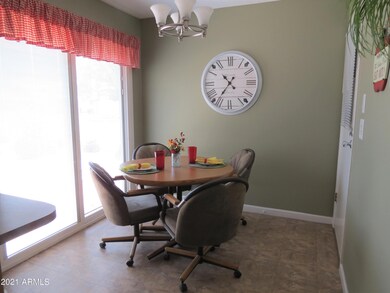 Eat-In - Slider to Courtyard