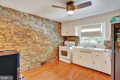 30 N Dwight St, Reading, PA 19609 - photo 7