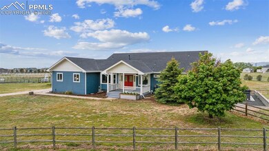 Ranch-style home with a shingled roof