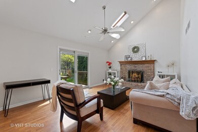 2516 Leach Dr, Naperville, IL 60564 - photo 2