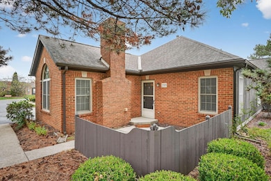 2585 Trottersway Dr unit 2585, Columbus, OH 43235 - photo 2