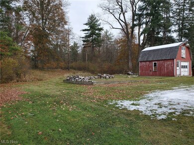 View of yard featuring an outdoor structure