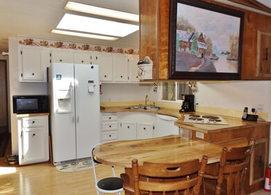 Kitchen and Breakfast Bar