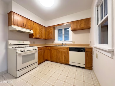 302 Dean St, Williamsburg, PA 16693 - photo 7