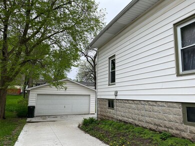 1118 W 8th St, Cedar Falls, IA 50613 - photo 2