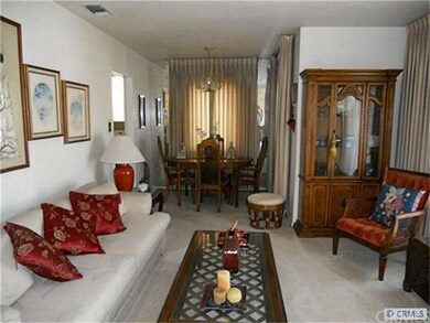 Living room/dining area