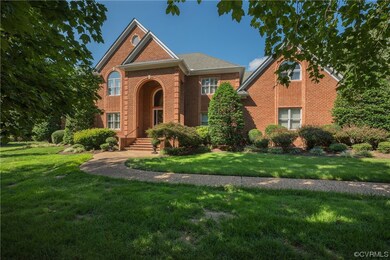View of front facade featuring a front yard